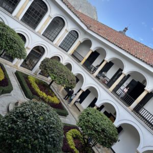 colonial_house_garden_botero_museum_candelaria_historical_district_zebra_fisgona_tours_city_tour_bogota
